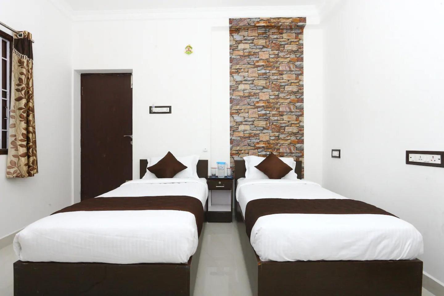 Thomas Inn Madras Buitenkant foto